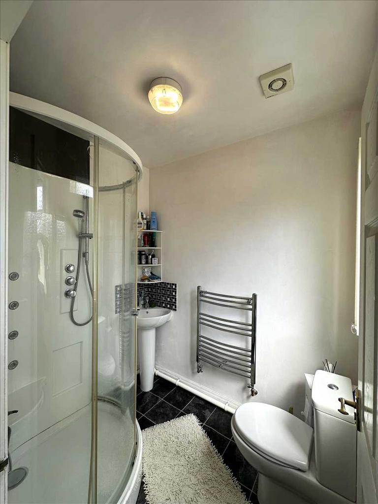Side bedroom 3: