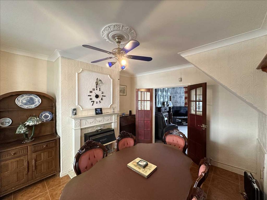 Dining/sitting room: