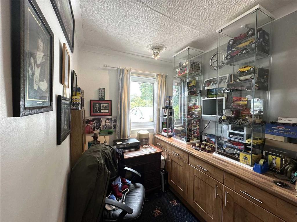 Bedroom 4/study: