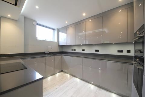 2 bedroom flat to rent, Cockfosters Road , EN4