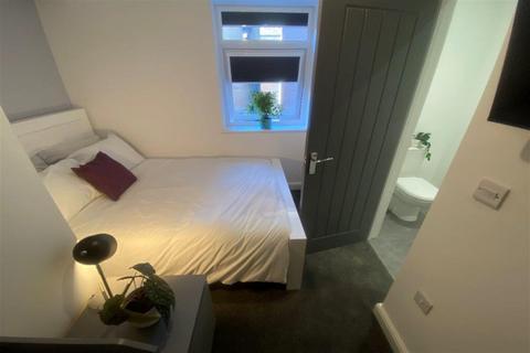 1 bedroom in a flat share to rent, 61a High Road, NG9 2JQ