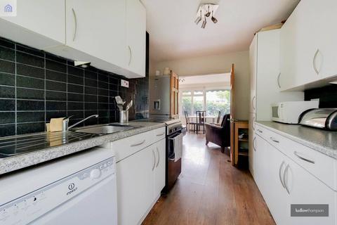 2 bedroom flat to rent, Cooks Road, Kennington, London, SE17