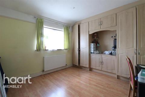 3 bedroom semi-detached house to rent, Victoria Avenue