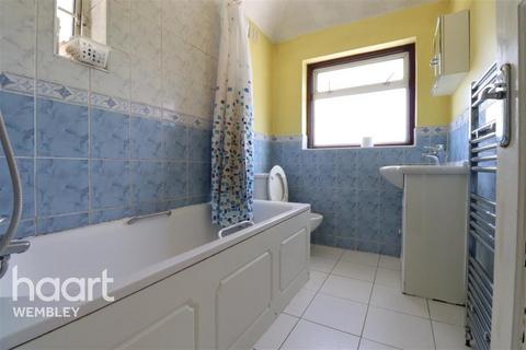 3 bedroom semi-detached house to rent, Victoria Avenue