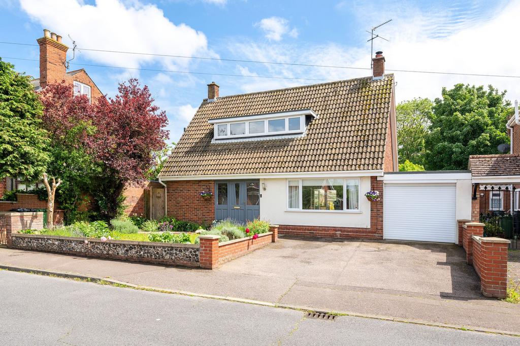Addison Road, Gorleston, NR31 3 bed detached house for sale £400,000