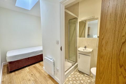 1d Westgate, Cleckheaton, BD19 5ET