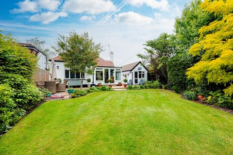 2 bedroom detached bungalow for sale, Oak Road, Rochford, SS4