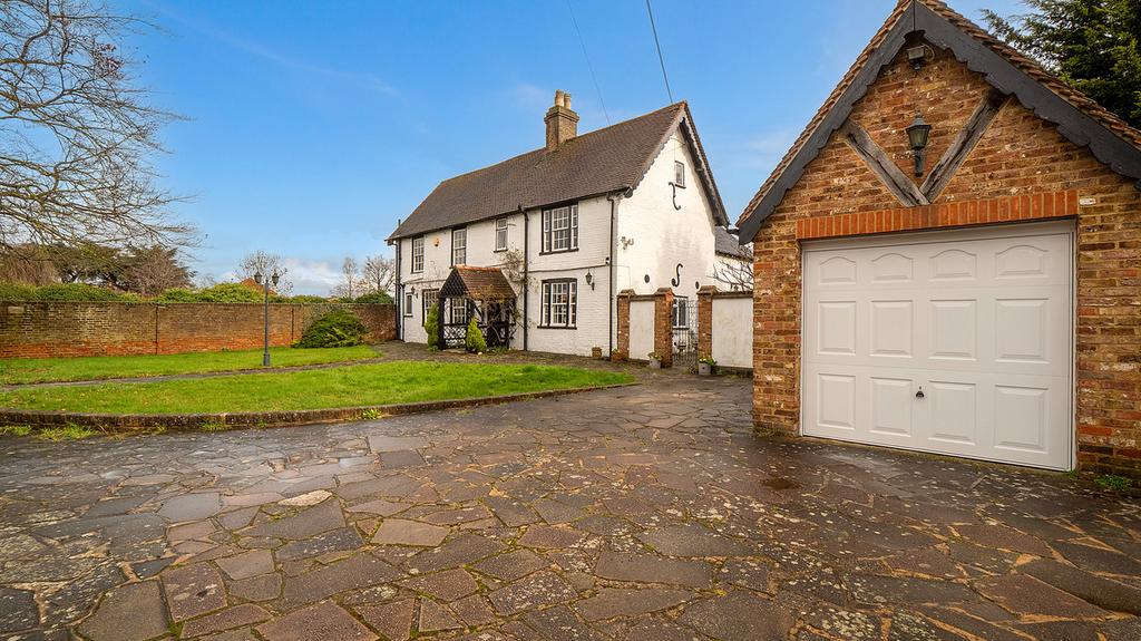 Little Sutton Lane Langley... 6 bed detached house for sale £1,000,000