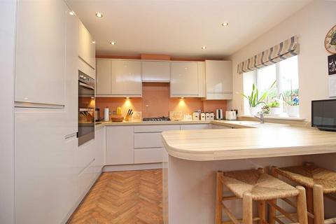 4 bedroom house for sale, Wellingtonia Gardens, Hordle, Hampshire, SO41