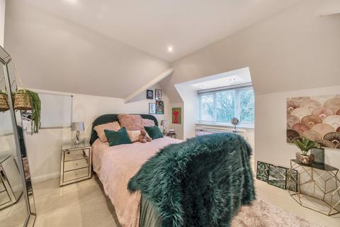 2 bedroom penthouse to rent, Lovibonds Avenue, Orpington BR6