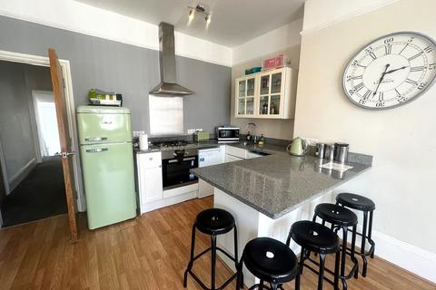 2 bedroom flat to rent, Elphinstone Road, Southsea