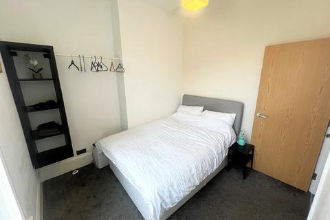 2 bedroom flat to rent, Elphinstone Road, Southsea