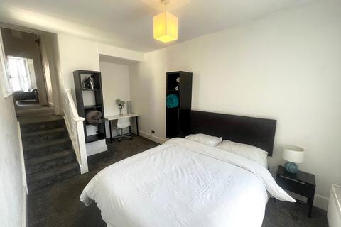 2 bedroom flat to rent, Elphinstone Road, Southsea