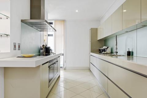 3 bedroom flat for sale, Discovery Dock Apartments West, 2 South Quay Square, London