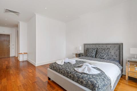 3 bedroom flat for sale, Discovery Dock Apartments West, 2 South Quay Square, London