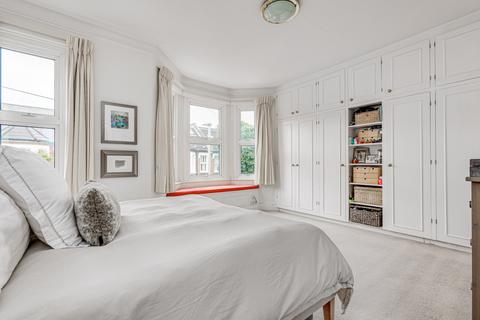 4 bedroom terraced house to rent, Wakehurst Road, London