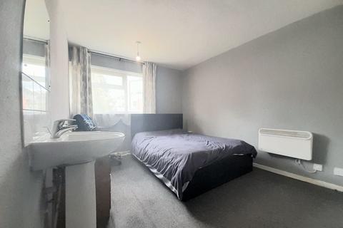 3 bedroom flat for sale, Dishforth Lane, London