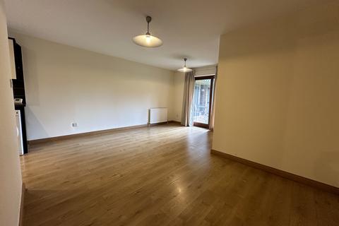 2 bedroom ground floor flat to rent, Crossways House, Trumpington, Cambridge CB2