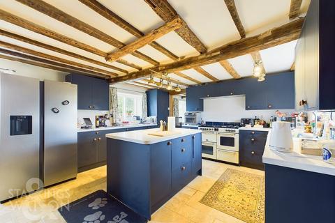 4 bedroom detached house for sale, Manor Farm House, Norwich Road, Woodton