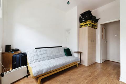 Studio to rent, St. James's Street, Walthamstow, London, E17