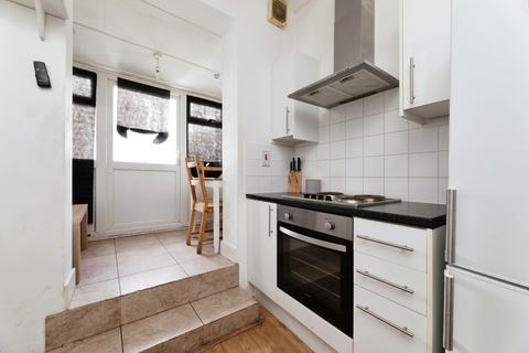 Studio to rent, St. James's Street, Walthamstow, London, E17