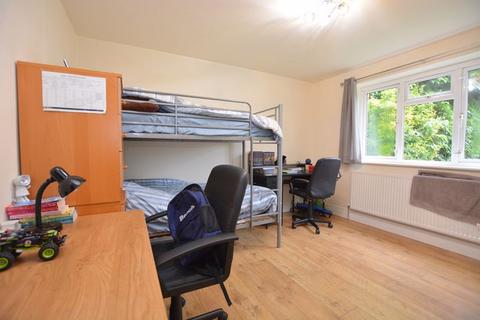 2 bedroom maisonette to rent, Wellington Road, Hatch End