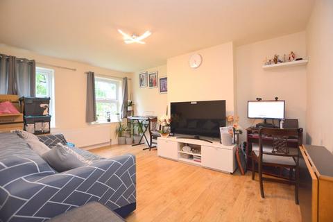 2 bedroom maisonette to rent, Wellington Road, Hatch End