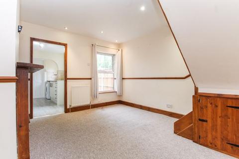 3 bedroom semi-detached house to rent, High Road, Bedford MK45