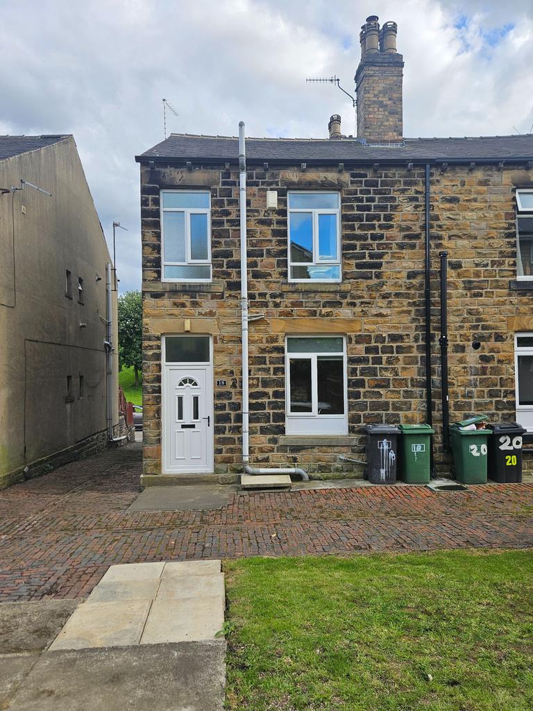 Carlinghow Lane, Batley 2 bed terraced house £750 pcm (£173 pw)