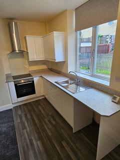 2 bedroom terraced house to rent, Carlinghow Lane, Batley