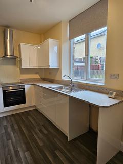 2 bedroom terraced house to rent, Carlinghow Lane, Batley