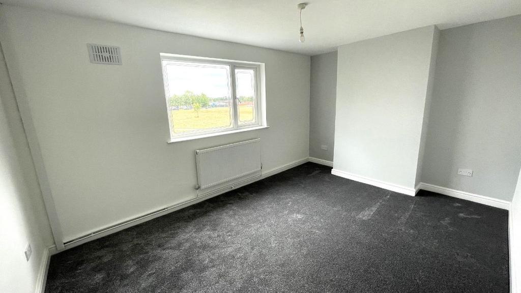 Griffiths Drive, Ashmore Park... 2 bed flat £800 pcm (£185 pw)