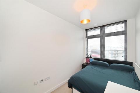 3 bedroom flat for sale, Salton Square, London E14