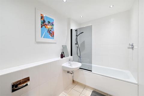 3 bedroom flat for sale, Salton Square, London E14