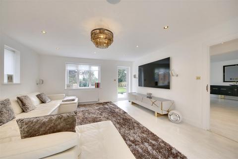 4 bedroom detached house to rent, Newlands Avenue, Radlett WD7