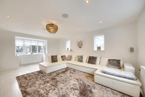 4 bedroom detached house to rent, Newlands Avenue, Radlett WD7