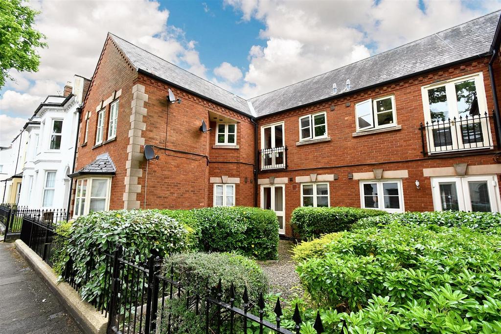 Campion Terrace, Leamington Spa 2 bed flat for sale £107,500