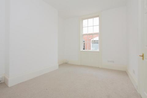 2 bedroom end of terrace house to rent, High Street, Andover