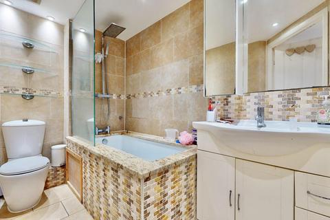 2 bedroom flat for sale, Bengeo Gardens, Chadwell Heath RM6
