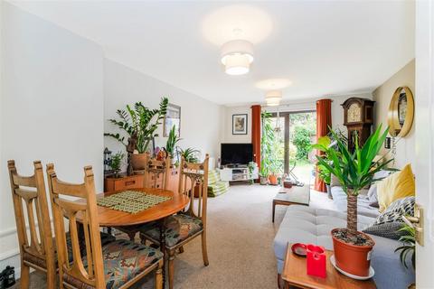 25 Voluntary Place, London, E11 2RP
