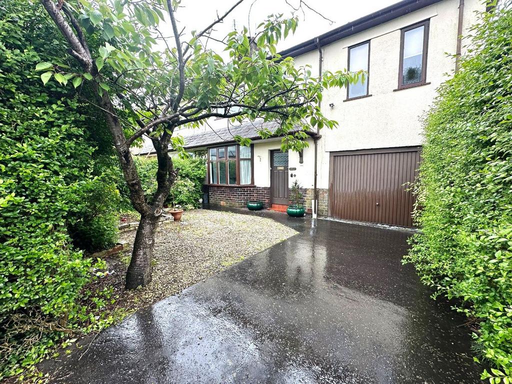 Whinney Lane, Blackburn 4 bed semidetached house £1,250 pcm (£288 pw)