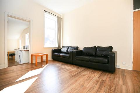 2 bedroom flat to rent, Biddlestone Road, Newcastle Upon Tyne NE6