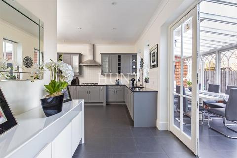 4 bedroom townhouse for sale, Brandesbury Square, Woodford Green, Essex