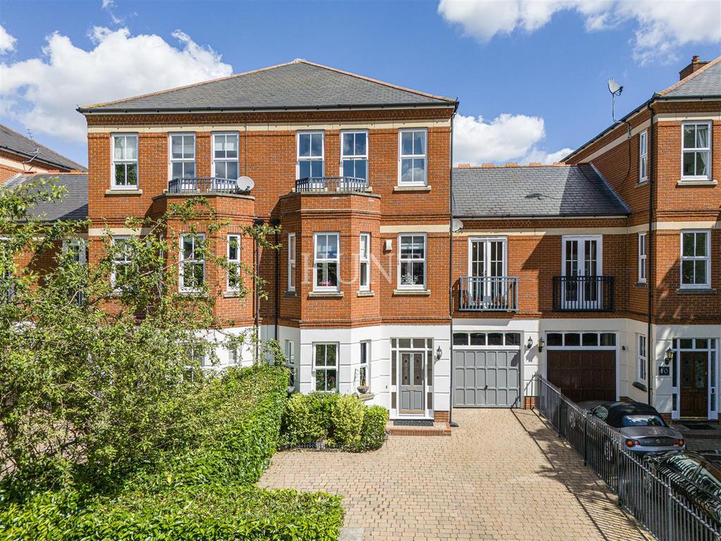 Detached house exterior, driveway
