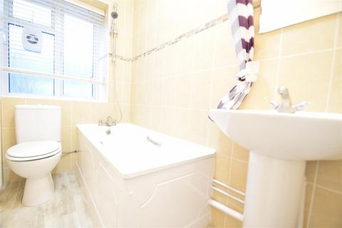 2 bedroom house to rent, Blundell Road, Edgware