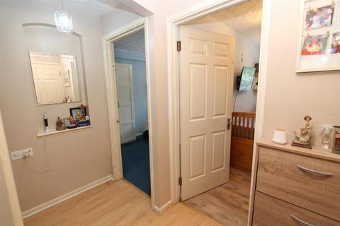 2 bedroom flat for sale, Rossignol Gardens, Carshalton SM5