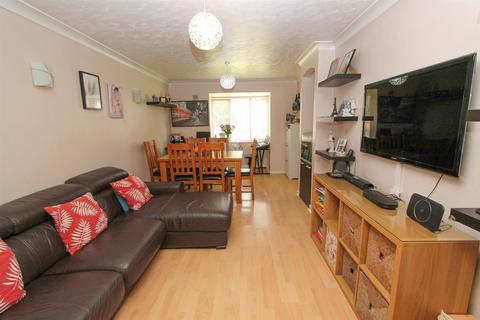 2 bedroom flat for sale, Rossignol Gardens, Carshalton SM5