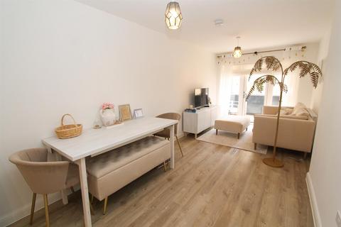 1 bedroom flat for sale, London Road, Wallington SM6