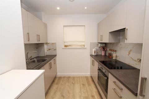 1 bedroom flat for sale, London Road, Wallington SM6