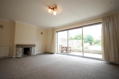 3 bedroom semi-detached bungalow to rent, Oak Avenue, Middlesex UB10